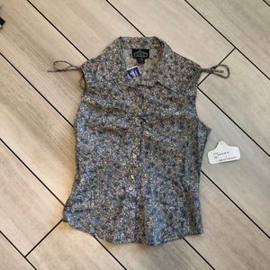 Angie - Blue sleeveless blouse with flowers